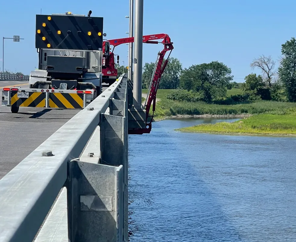 Camion-grue TLM & Fils en intervention sur chantier