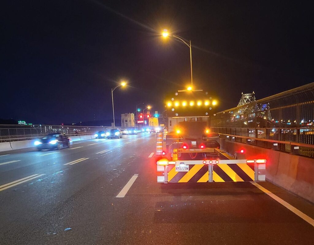Camion de sécurité TLM & Fils en intervention sur autoroute de nuit avec signalisation lumineuse