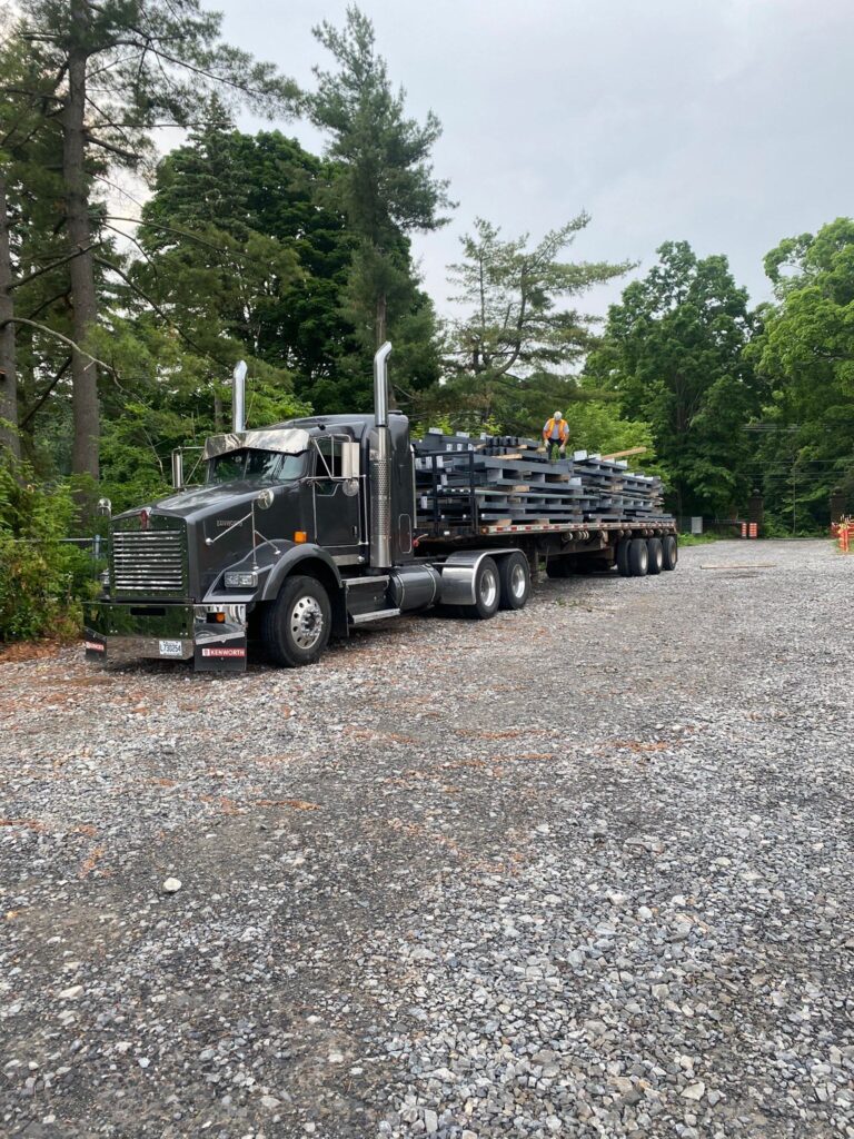 Camion TLM & Fils en circulation sur une route de chantier