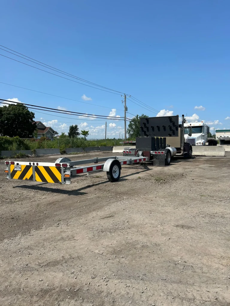 Camion avec remorque atténuateur de choc pour sécurité routière