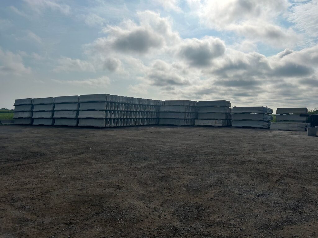 Blocs de béton empilés pour travaux routiers