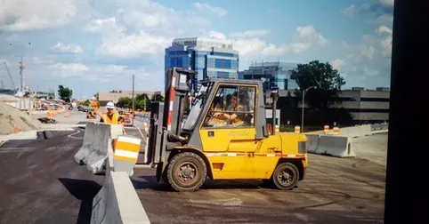 Chariot élévateur sur chantier routier TLM & Fils